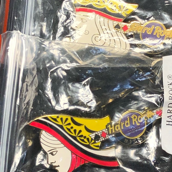 Pair of King & Queen Enamel Pins from Hardrock Casino Biloxi Mississippi. - Picture 9 of 10